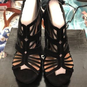 Black wide with wedge